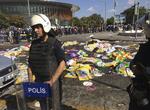 Ofre. Lig svøbt i flag og bannere på den plads i Tyrkiets hovedstad Ankara, der i dag blev ramt af en større eksplodion, der dræbte flere deltagere i en demonstration. 