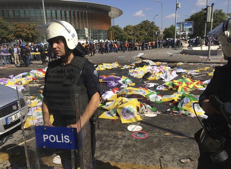 Ofre. Lig svøbt i flag og bannere på den plads i Tyrkiets hovedstad Ankara, der i dag blev ramt af en større eksplodion, der dræbte flere deltagere i en demonstration. 