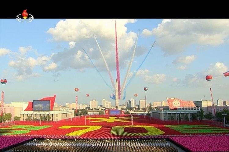 Opvisning. Nordkoreanske fly flyver over Kim Il Sung-pladsen i hovedstaden Pyonyang i anledning af, at Kim-familien har siddet ved magten i 70 år. 