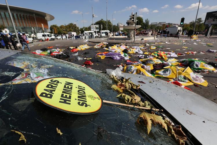 Angreb. 97 omkom, da to bomber eksploderede i den tyrkiske by Ankara. 