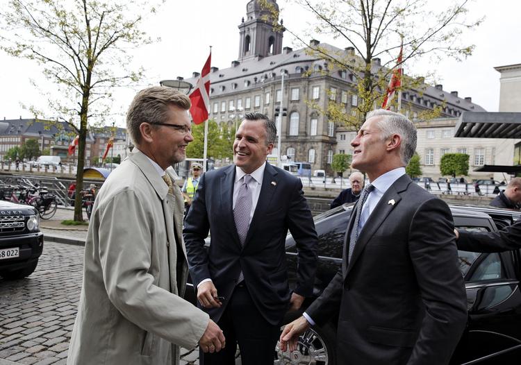 Ægteskab. USA's ambassadør i Danmark, Rufus Gifford (i midten), ses her ved en tidligere lejlighed i selskab med sin - nu - ægtefælle Stephen DeVincent og Københavns overborgmester, Frank Jensen. 