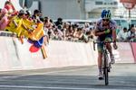 ETAPESEJR. Colombianeren Esteban Chaves vinder kongeetapen i Abu Dhabi Tour, men nøjedes med at slå korsets tegn i stedet for at række armene jublende i vejret, fordi hollænderen Wout Poels var styrtet 100 m fra mål. Foto: Ansa/Carconi-Peri. 