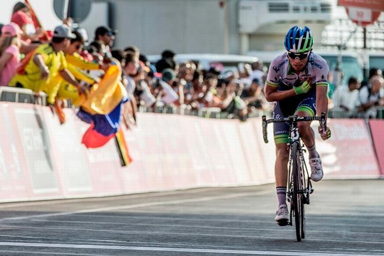 ETAPESEJR. Colombianeren Esteban Chaves vinder kongeetapen i Abu Dhabi Tour, men nøjedes med at slå korsets tegn i stedet for at række armene jublende i vejret, fordi hollænderen Wout Poels var styrtet 100 m fra mål. Foto: Ansa/Carconi-Peri. 