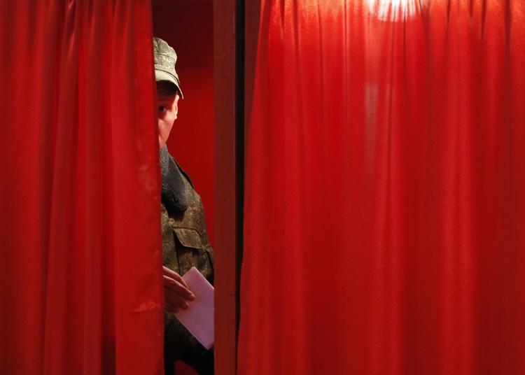 Valgdag. En hviderussisk soldate i stemmeboksen i Minsk i dag. 