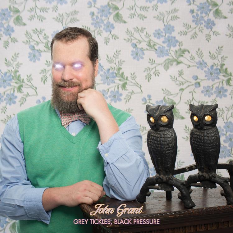 Strålende. Trods vaklen på albummet, er det ikke svært at fornemme hvor dygtig en sangskriver John Grant er. Omslag fra 'Grey Tickles, Black Pressure 