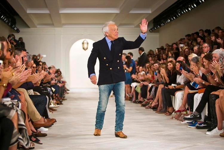 farvel. Nutidens unge er på fornavn med Ralph Lauren, hvis polologo igen er blevet et hit at bære på skjorten eller en kasket. Selv har Lauren, som i snart fem årtier har klædt mænd og kvinder på, netop vinket farvel, her fra sit forår 2016-show i New York i september i år. Foto: AP/Bebeto Matthews 
