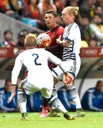 Drømmen. For Simon Kjær, der her er i nærkamp med Cristiano Ronaldo, var VM 2010 og EM 2012 nogle af de største fodboldoplevelser, han har haft, så der må gerne komme en slut runde mere. 