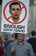Magthaver. Demonstrant protesterer mod Syriens præsident Assad i Istanbul for en uge siden. Men EU-landene kan ikke blive enige om Assad skal være en del af løsningen på borgerkrigen. 