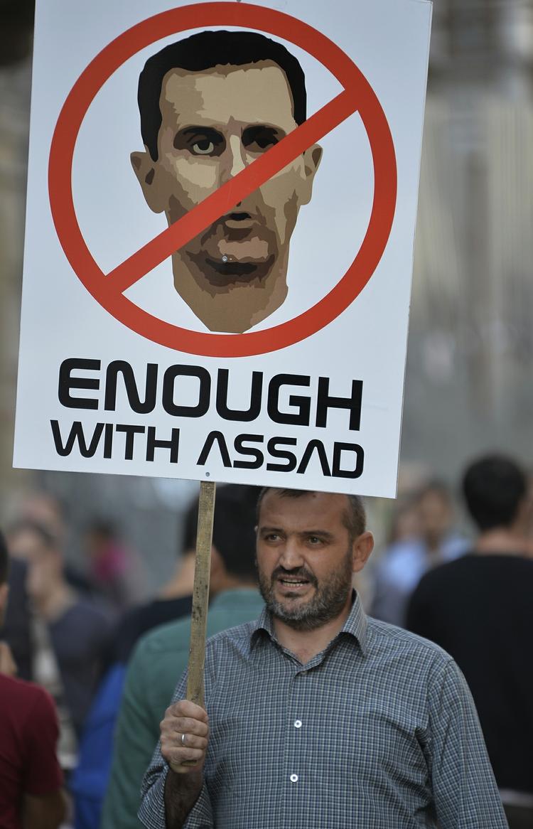Magthaver. Demonstrant protesterer mod Syriens præsident Assad i Istanbul for en uge siden. Men EU-landene kan ikke blive enige om Assad skal være en del af løsningen på borgerkrigen. 