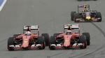 Nærkamp. Kimi Räikkönen (th.), der her bliver overhalet af holdkammeraten Sebastian Vettel, blev efter løbet straffet for sit sammenstød med Valtteri Bottas. 