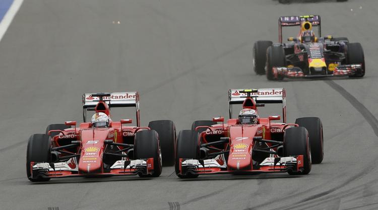 Nærkamp. Kimi Räikkönen (th.), der her bliver overhalet af holdkammeraten Sebastian Vettel, blev efter løbet straffet for sit sammenstød med Valtteri Bottas. 