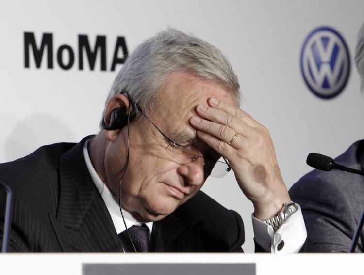 Svigt. Volkswagens øverste chef Martin Winterkorn måtte træde tilbage efter bilproducenten i sidste måned blev afsløret i en omfattende bedragerisag. Nu har firmaet søsat en annoncekampagne, der beklager miseren. 