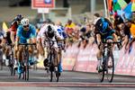 BESEJRET. Peter Sagan i VM-trikoten kaster cyklen frem, men må se sig knebent besejret af italieneren Elia Viviani i den sorte trøje. Foto: Ansa/Mentuccia 