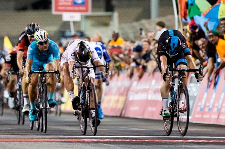BESEJRET. Peter Sagan i VM-trikoten kaster cyklen frem, men må se sig knebent besejret af italieneren Elia Viviani i den sorte trøje. Foto: Ansa/Mentuccia 