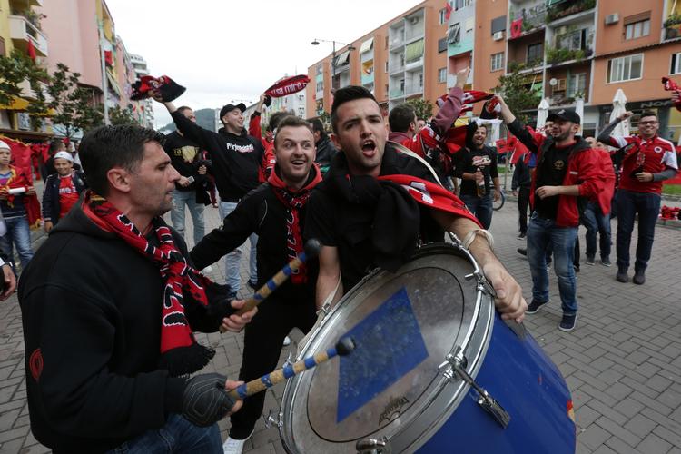 Fodbold. Albanske fans glædede sig over, at deres landshold for første gang kvalificerede sig til EM. Arkivfoto. 