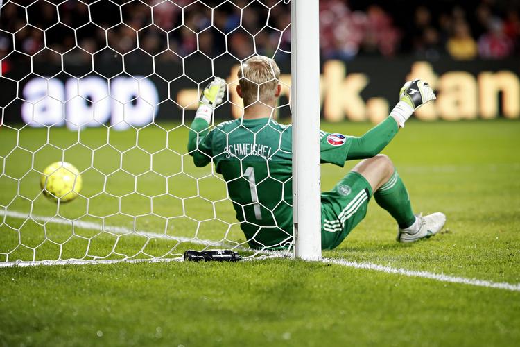 0-2. Fem minutter og 31 sekunder gik der, før Kasper Schmiechel var passereret for anden gang i Parken. 