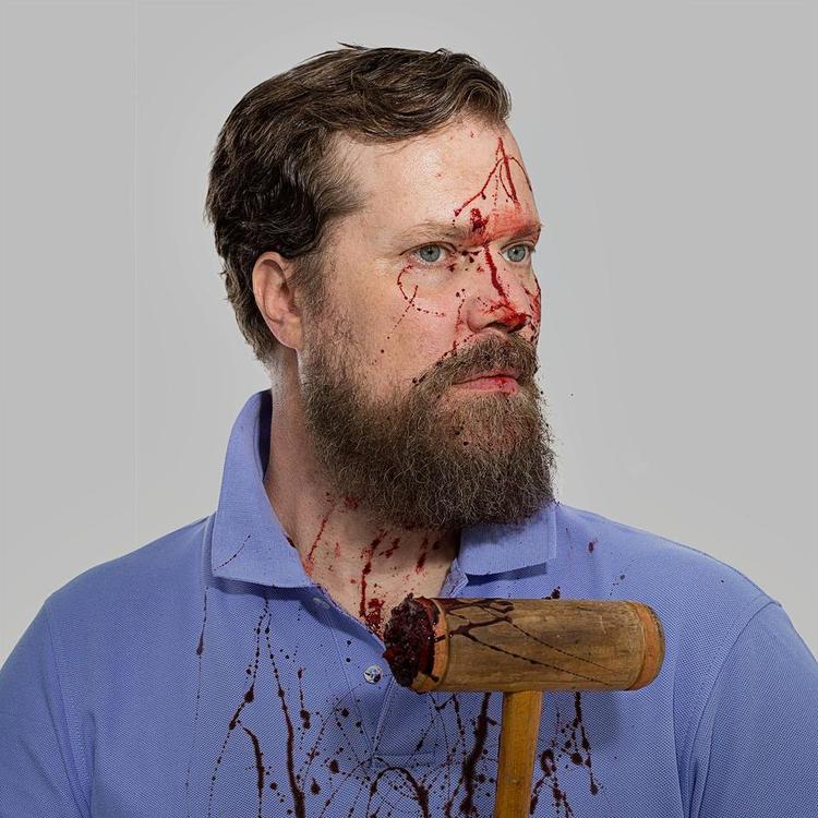 Blodkroket. »Det viser, hvad jeg har lyst til at gøre, hver gang nogen kalder mig bøssekarl«, siger John Grant om dette billede. Pr-foto: Michael Berman 