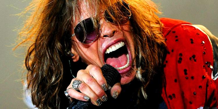 klage. Donald Trump er nu to gange blevet bedt om ikke at bruge Aerosmiths gennembrudshit 'Dream On' i forbindelse med sit forsøg på at blive arrig. Republikanernes præsidentkandidat frem mod valget i november 2016. Her ses Aerosmiths forsanger, Steven Tyler, ved en koncert i 2010. 