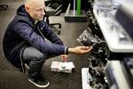 opdragelse. Rasmus Andersen prøver så vidt muligt at få tingene repareret, før han køber nyt. »Jeg bryder mig ikke om 'køb og smid væk'-kulturen. Sådan er jeg opdraget«, siger han. 