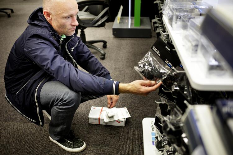 opdragelse. Rasmus Andersen prøver så vidt muligt at få tingene repareret, før han køber nyt. »Jeg bryder mig ikke om 'køb og smid væk'-kulturen. Sådan er jeg opdraget«, siger han. 
