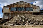 GENBRUG. En bunke snavset knust glas, der er indsamlet rundt om i landet, er en værdifuld råvare. Inde i den gamle fabriksbygning på Maglemølle midt i Næstved by (øverst) står et højteknologisk anlæg til sortering af glas. Det drives af den tyske virksomhed Reiling. Reiling er begyndt at modtage glas fra en af de andre virksomheder på havnen - og næste skridt er, at nabovirksomhederne måske kan bruge nogle af Reilings overskudsprodukter som glasstøv, der kan anvendes som isoleringsmateriale. 