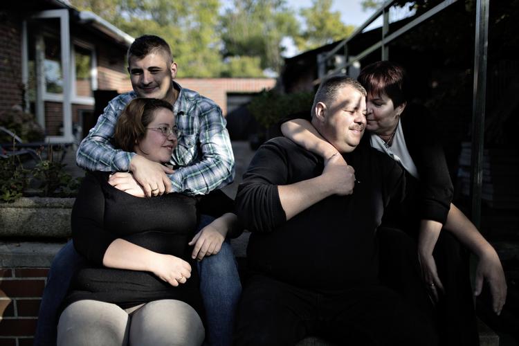 Anklaget. René Kluk (th.) med sin kone, søn og svigerdatter. De er stødte over overgrebsanklagerne mod René Kluk, som nu ikke vil være alene med børnebørnene. 