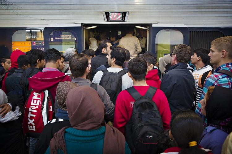 Flygtningestrøm. Morgentog fra Hamburg mod Danmark var i begyndelsen af september proppet med flygtninge. Siden er i næsten 30.000 asylansøgere taget til Danmark. 