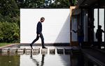 Tryg. Poul Erik Tøjner, direktøren for Kunstmuseet Louisiana i Humlebæk, føler sig ikke ramt af kritikken fra en stribe kunstnotabiliteter. Foto: Janus Engel 
