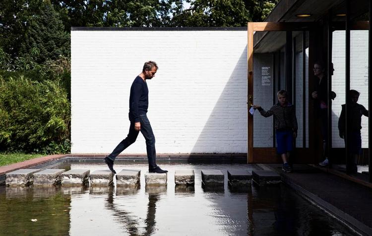 Tryg. Poul Erik Tøjner, direktøren for Kunstmuseet Louisiana i Humlebæk, føler sig ikke ramt af kritikken fra en stribe kunstnotabiliteter. Foto: Janus Engel 
