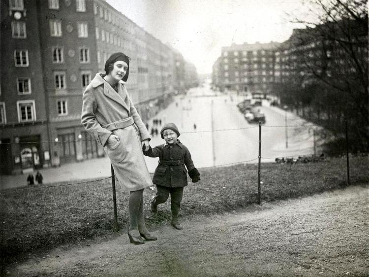 Sorgfuglen. Astrid Lindgren genforenet med sønnen Lasse, som hun levede adskilt fra i 3 år. Sidste afsnit af dokumentarserien som sendes i aftenkl. 20 på DR K. Foto: DR 