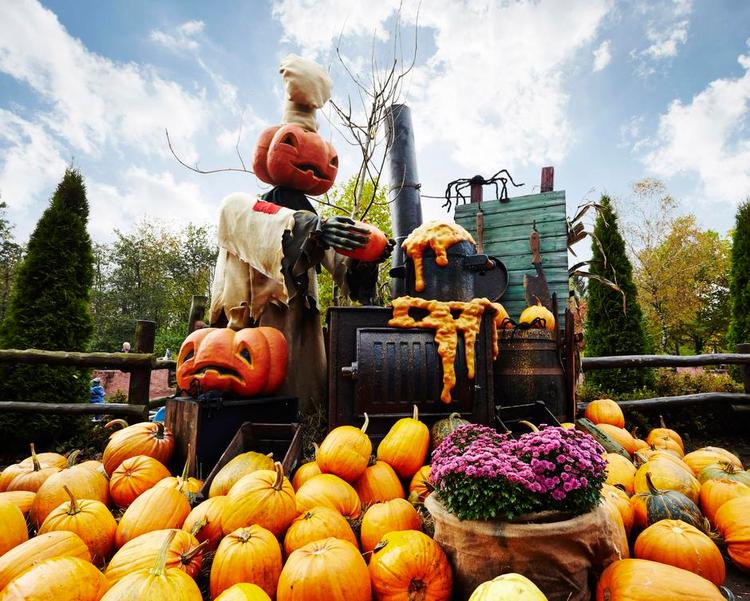 Pyntet. Store halloween-væsener spreder gys og stemning i efterårsferien, og Djurs Sommerland pyntes med 20.000 farvestrålende græskar. 