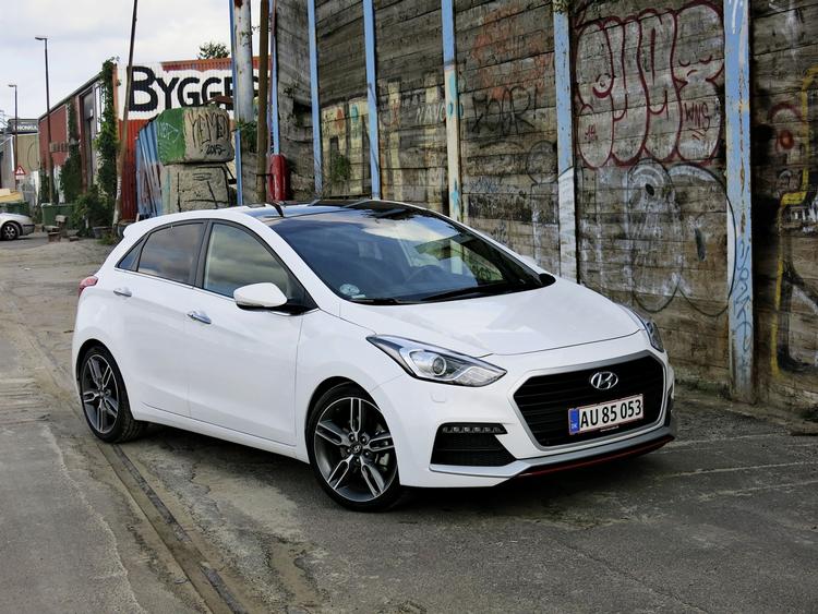 OPGRADERET. Der er skruet op for virkemidlerne på Hyundai i30 1,6 Turbo. Bl.a. har den store alufælge. 
