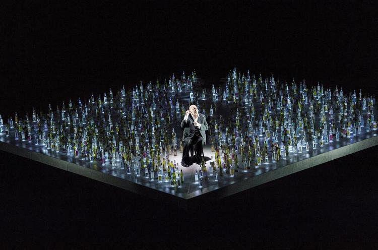 Delirisk. Forestillingen vender værket på hovedet ved at splitte hovedpersonen Hoffmann op på to sangere samt - på billedet - skuespilleren Uwe Schönbeck. Med flasker ved hånden og Mozart på hjernen rabler han sig længere og længere væk fra virkeligheden. 