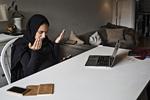 Bøn. 26-årige Huda Al-Kabani beder om tilgivelse med bønnen 'Dua Kumayl', der samtidig strømmer fra den bærbare computer på hendes spisebord i den lille lejlighed i det indre København. Hun bærer ikke normalt tørklæde - kun, når hun skal meditere eller bede en bøn. Det hjælper på fordybelsen, siger hun. 