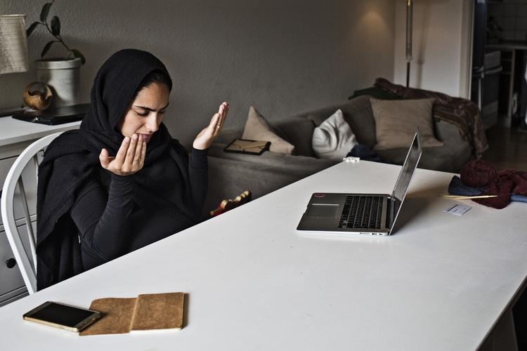 Bøn. 26-årige Huda Al-Kabani beder om tilgivelse med bønnen 'Dua Kumayl', der samtidig strømmer fra den bærbare computer på hendes spisebord i den lille lejlighed i det indre København. Hun bærer ikke normalt tørklæde - kun, når hun skal meditere eller bede en bøn. Det hjælper på fordybelsen, siger hun. 