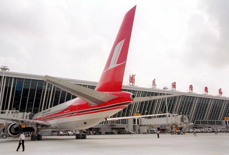Vrede. Kinesiske stewardesser vil gøre op med et udbredt ritual i branchen. Her ses et fly fra det kinesiske flyselskab Shanghai Airline. 