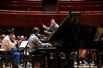 Virtuost. Sammen med dirigent Yannick Nézet-Séguin holder Daniil Trifonov en skarp balance i Rakhmaninov.