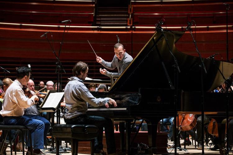 Virtuost. Sammen med dirigent Yannick Nézet-Séguin holder Daniil Trifonov en skarp balance i Rakhmaninov.