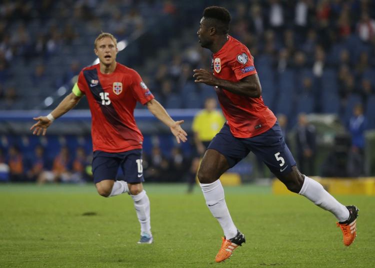 0-1. Ligesom i den seneste EM-kamp har Alexander Tettey (th.) scoret til 1-0 for Norge. 