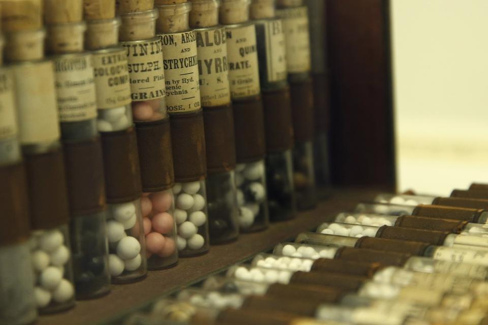 DRÆBENDE. Dødelige piller og gift  findes i rigt mål i museet 