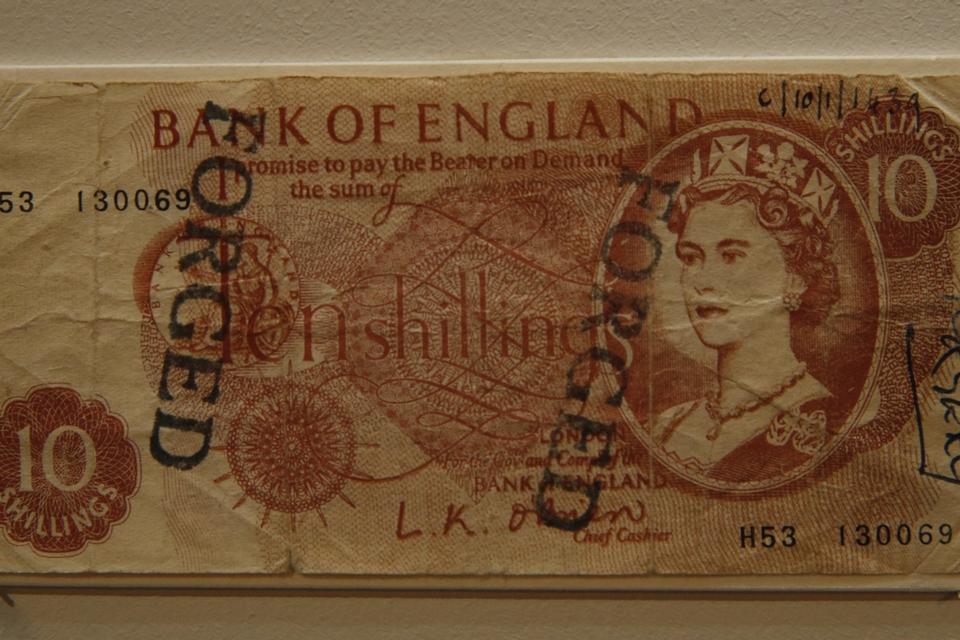 UÆGTE. I 1950'erne var der gang i forfalskning af pengesedler. Som denne 10 shilling-seddel. 