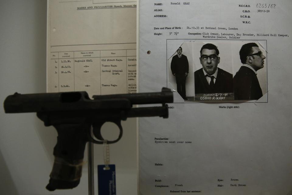 FRYGTET. Ronald Kray var en  berygtet bandeleder  i London i 1960'erne. Hans pistol ses på udstillingen. 