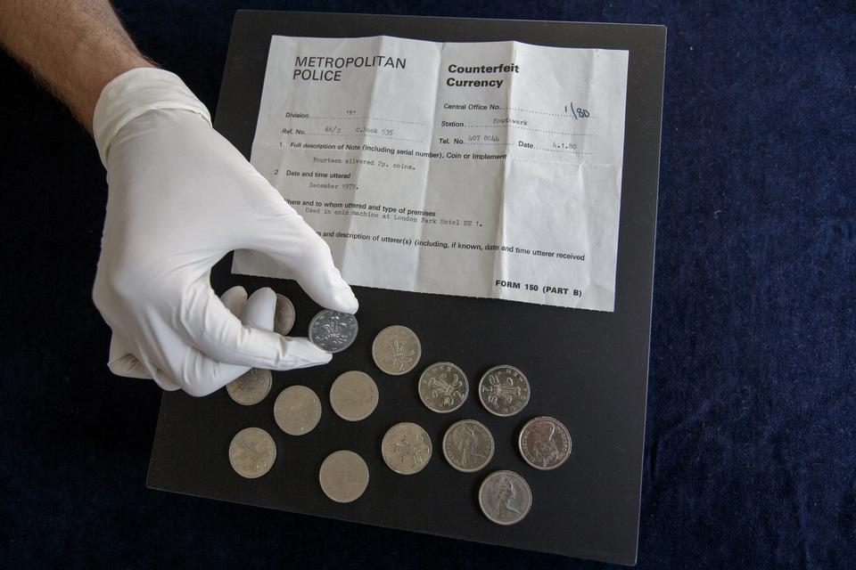 FALSKNERI. Selv små mønter, her 2 pence, var noget, falskmøntere kastede sig over. 
