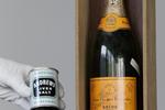 EFTERLADT. Røverne fra det store togrøveri kunne åbenbart også nyde livet. I hvert fald efterlod de tomme champagneflasker. 