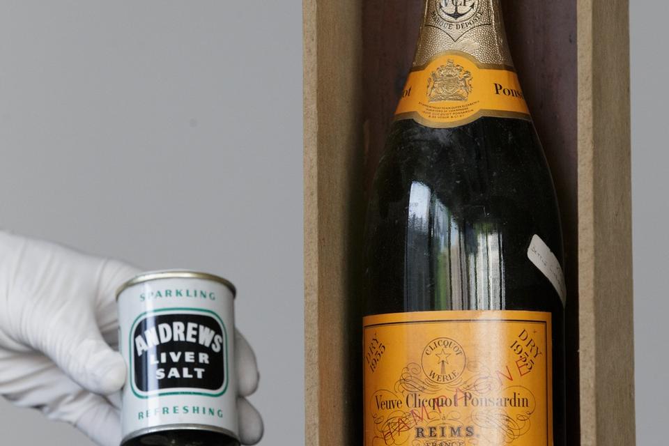 EFTERLADT. Røverne fra det store togrøveri kunne åbenbart også nyde livet. I hvert fald efterlod de tomme champagneflasker. 