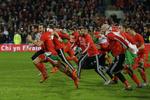 EM-KLAR. Wales løb med 2. pladsen i Gruppe B og skal for første gang spille med ved en EM-slutrunde. Politikens Fodboldmagasin gennem går de kvalificerede hold til EM i Frankrig. 