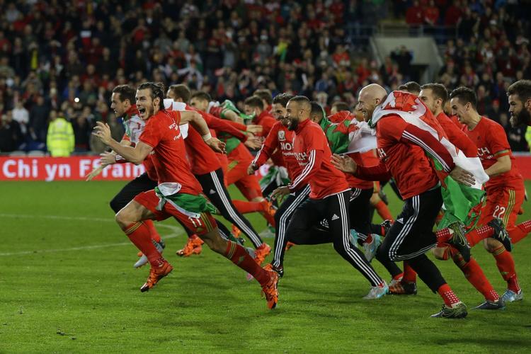 EM-KLAR. Wales løb med 2. pladsen i Gruppe B og skal for første gang spille med ved en EM-slutrunde. Politikens Fodboldmagasin gennem går de kvalificerede hold til EM i Frankrig. 