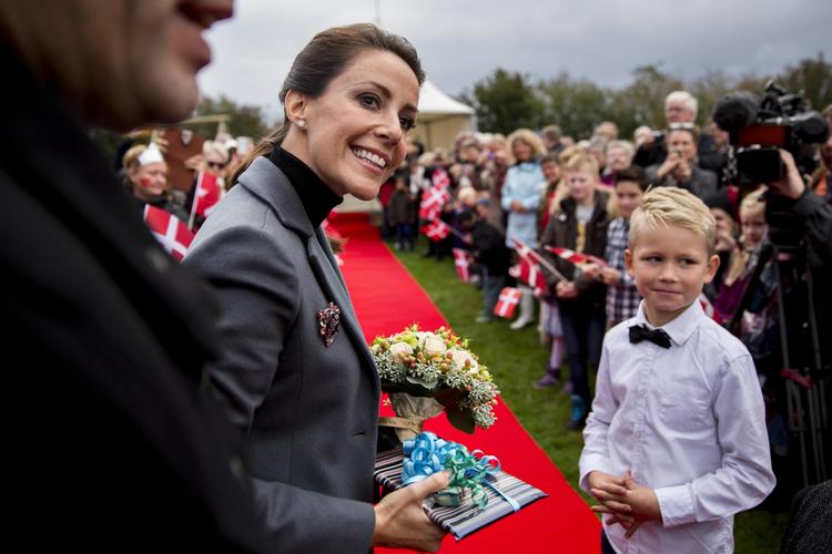 Dementi. I en artikel i Her &amp; Nu blev det beskrevet, hvordan prinsesse Marie en lørdag i juni sidste år besøgte en klinik i byen Kaunas i Litauen, hvor hun skulle have fået lavet nye bryster. Men hoffet oplyser nu, at prinsesse Marie aldrig har været på klinikken og i øvrigt aldrig har været i Litauen. 