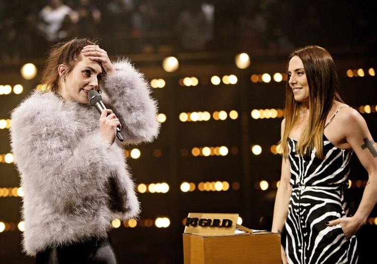 Ære. Mø (t.v.) fik i 2014 overrakt P3 Prisen af sit store idol, Melanic Chisholm fra Spice Girls. 