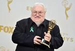Guldgrube. Forfatteren George R.R. Martin har skrevet bøgerne bag succes-serien Game of Thrones, og nu kommer der måske en ny serie baseret på et af hans værker.  Her lufter han en Emmy for 'enestående dramaserie', som han vandt for Game of Thrones i 2015. 